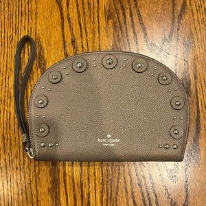 NWOT Kate Spade New York Shara Larchmont Avenue Studded Light Walnut Wristlet